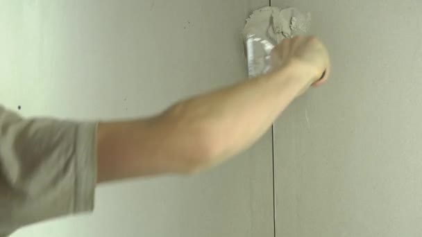 Ένας Εργάτης Σοτάρει Τον Τοίχο Μια Σπάτουλα Και Εφαρμόζει Ένα — Αρχείο Βίντεο