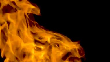Ateş ve alevlerin yavaş çekim videosu. Bir ateş çukuru, yanan gaz ya da alevlerle yanan benzin. Yakın çekim ve kıvılcımlar, ateş desenleri.