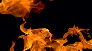 Ateş ve alevlerin yavaş çekim videosu. Bir ateş çukuru, yanan gaz ya da alevlerle yanan benzin. Yakın çekim ve kıvılcımlar, ateş desenleri.