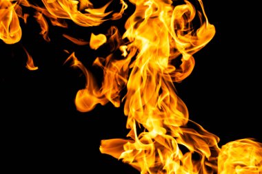 Siyah arka plandaki yangın alevleri izole edildi. Ateş ve alevlerle yanan benzin ya da benzin yanıkları. Yanan kıvılcımlar, ateş şekilleri. Karanlıkta fotokopi uzayı ile cehennem ateşi parlıyor.