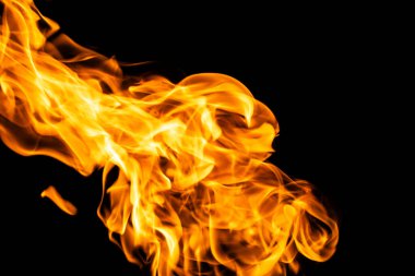 Siyah arka plandaki yangın alevleri izole edildi. Ateş ve alevlerle yanan benzin ya da benzin yanıkları. Yanan kıvılcımlar, ateş şekilleri. Karanlıkta fotokopi uzayı ile cehennem ateşi parlıyor.