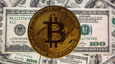 Amerika 'nın yüz dolarlık banknotları ve paralarıyla dolu bir arka plan. Parayla dolu bir ekran. Bir sürü para. Amerikan dolarlarının arka planına yakın plan.