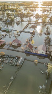 Küresel ısınma, gezegendeki seller. Kıyamet, felaketler, fırtınalar ve yıkım. Doğal afetler, iklim değişikliği, doğanın ayaklanması.
