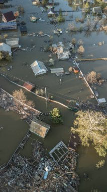 Küresel ısınma, gezegendeki seller. Kıyamet, felaketler, fırtınalar ve yıkım. Doğal afetler, iklim değişikliği, doğanın ayaklanması.