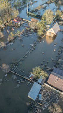 Küresel ısınma, gezegendeki seller. Kıyamet, felaketler, fırtınalar ve yıkım. Doğal afetler, iklim değişikliği, doğanın ayaklanması.