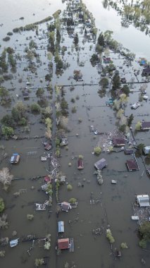 Küresel ısınma, iklim değişikliği, tsunami, fırtına ve yıkım. Gezegendeki seller, kıyamet, felaketler. Doğal afetler, ayaklanmalar. İnsan yaşamının kalıntıları kirli sularda yüzüyor. Son.