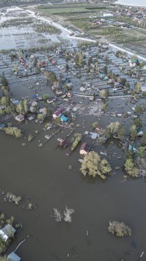 Küresel ısınma, iklim değişikliği, tsunami, fırtına ve yıkım. Gezegendeki seller, kıyamet, felaketler. Doğal afetler, ayaklanmalar. İnsan yaşamının kalıntıları kirli sularda yüzüyor. Son.