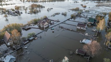 Küresel ısınma, iklim değişikliği, tsunami, fırtına ve yıkım. Gezegendeki seller, kıyamet, felaketler. Doğal afetler, ayaklanmalar. İnsan yaşamının kalıntıları kirli sularda yüzüyor. Son.