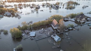 Küresel ısınma, iklim değişikliği, tsunami, fırtına ve yıkım. Gezegendeki seller, kıyamet, felaketler. Doğal afetler, ayaklanmalar. İnsan yaşamının kalıntıları kirli sularda yüzüyor. Son.