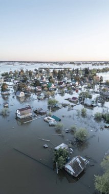 Küresel ısınma, iklim değişikliği, tsunami, fırtına ve yıkım. Gezegendeki seller, kıyamet, felaketler. Doğal afetler, ayaklanmalar. İnsan yaşamının kalıntıları kirli sularda yüzüyor. Son.