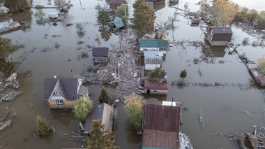 Küresel ısınma, iklim değişikliği, tsunami, fırtına ve yıkım. Gezegendeki seller, kıyamet, felaketler. Doğal afetler, ayaklanmalar. İnsan yaşamının kalıntıları kirli sularda yüzüyor. Son.