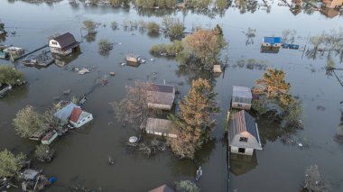 Küresel ısınma, iklim değişikliği, tsunami, fırtına ve yıkım. Gezegendeki seller, kıyamet, felaketler. Doğal afetler, ayaklanmalar. İnsan yaşamının kalıntıları kirli sularda yüzüyor. Son.