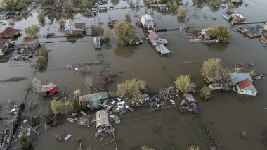 Küresel ısınma, iklim değişikliği, tsunami, fırtına ve yıkım. Gezegendeki seller, kıyamet, felaketler. Doğal afetler, ayaklanmalar. İnsan yaşamının kalıntıları kirli sularda yüzüyor. Son.