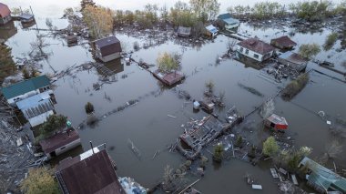 Küresel ısınma, iklim değişikliği, tsunami, fırtına ve yıkım. Gezegendeki seller, kıyamet, felaketler. Doğal afetler, ayaklanmalar. İnsan yaşamının kalıntıları kirli sularda yüzüyor. Son.