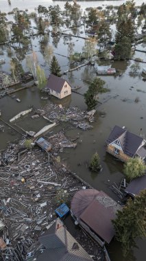 Küresel ısınma, iklim değişikliği, tsunami, fırtına ve yıkım. Gezegendeki seller, kıyamet, felaketler. Doğal afetler, ayaklanmalar. İnsan yaşamının kalıntıları kirli sularda yüzüyor. Son.