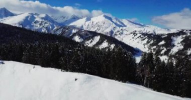 Erkeklerle skitour yüksek kar bulutlar içinde.