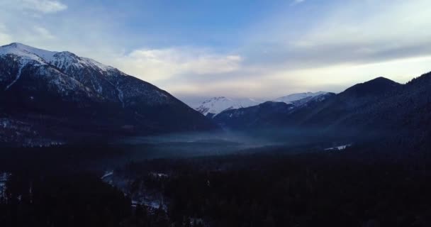 Полет в долину в высоких горах — стоковое видео