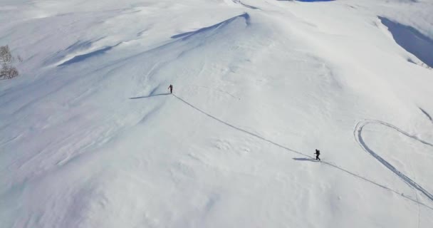 Los hombres van skitour en las altas corrientes de nieve . — Vídeos de Stock