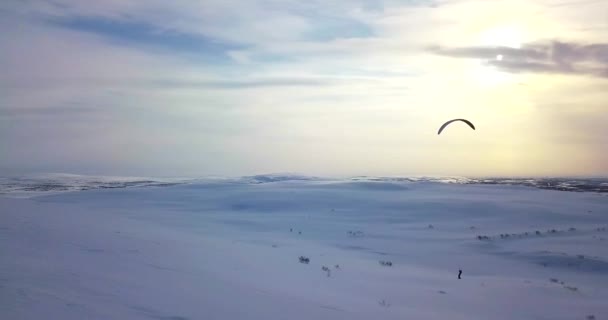 Bir uçurtma tundra ile uçan adam havadan görünümü. — Stok video