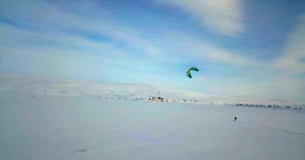 Tundrada kar uçuran insanların hava görüntüsü. — Stok video