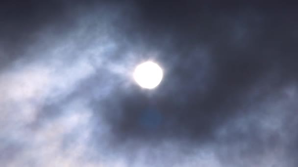 soleil sombre à travers les nuages 