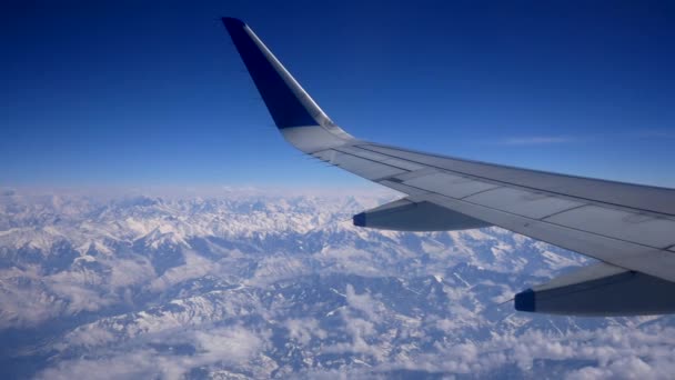 Vista de la montaña desde el avión — Vídeos de Stock