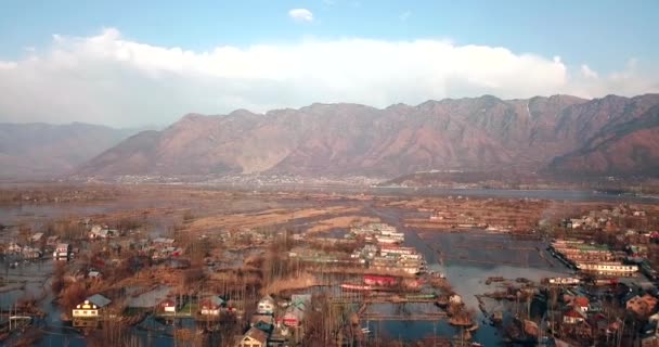 Vista panorâmica da aldeia do lago — Vídeo de Stock