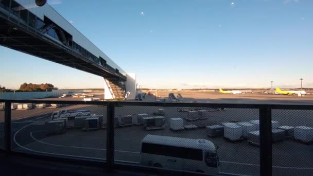 Japón, Tokio - enero 2019 Timelapse en el aeropuerto de Tokio — Vídeos de Stock