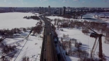 Kışın şehir karayolu. Hava Üstten Görünüm.