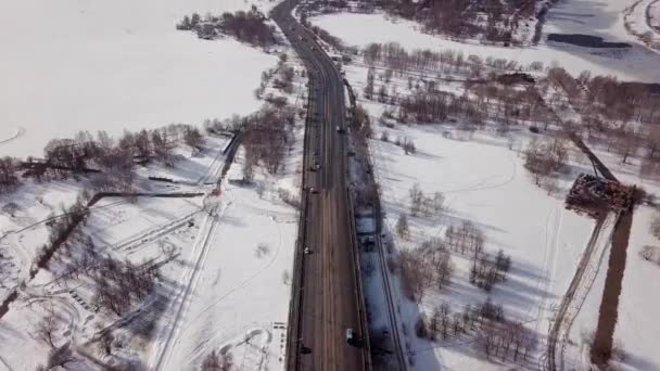 Autoroute de la ville en hiver. Vue aérienne du dessus . — Video