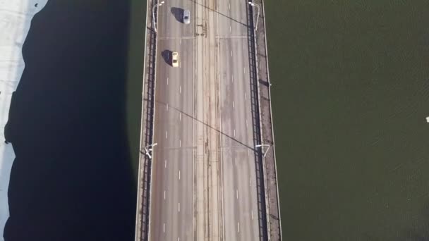 Autoroute de la ville en hiver. Vue aérienne du dessus . — Video