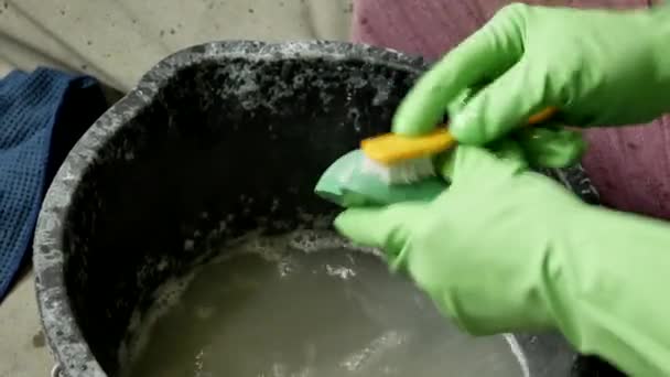 Мужчина моет руки — стоковое видео