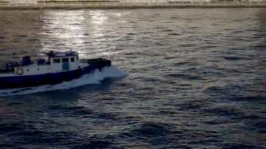 Şehrin Nehri üzerinde tekne mi