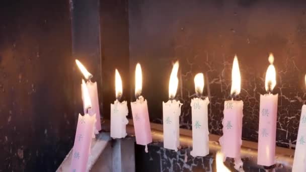 Velas encendidas en el templo — Vídeos de Stock