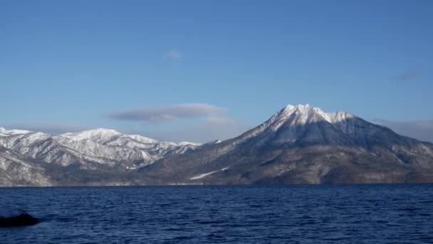 Panorama syn på stora japanska sjön med vulkan i Hookaido — Stockvideo