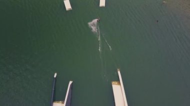 Uçan kız wakeboarding uyku modundan çıkarma Park üzerinde.