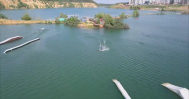 Uçan kız wakeboarding uyku modundan çıkarma Park üzerinde.