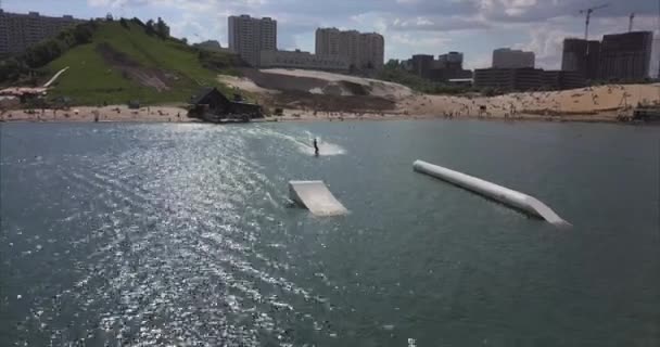 Uçan kız wakeboarding uyku modundan çıkarma Park üzerinde. — Stok video