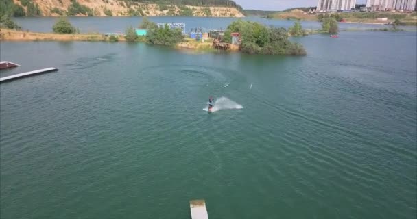 Πετώντας πάνω από το κορίτσι wakeboarding στο πάρκο αφύπνισης. — Αρχείο Βίντεο