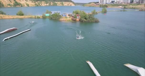 Flygande över flicka wakeboard i wake park. — Stockvideo