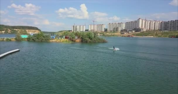 Mädchen beim Wakeboarden im Park überfliegen. — Stockvideo