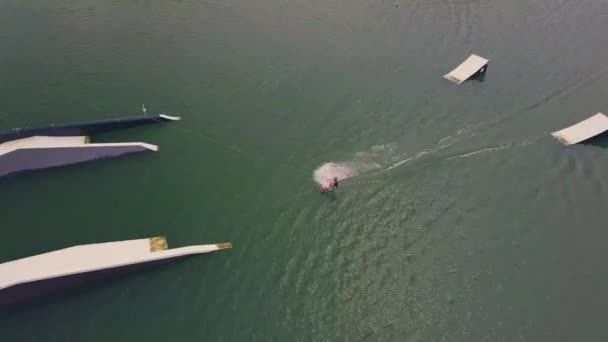 Πετώντας πάνω από το κορίτσι wakeboarding στο πάρκο αφύπνισης. — Αρχείο Βίντεο