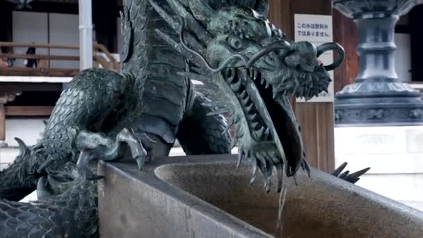 Japonsko, Kjóto - ledna 2019 bronzová socha draka — Stock video