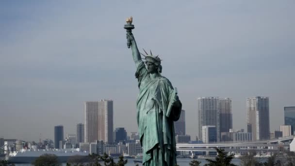 Japan, Tokyo - 07 januari 2019 Frihetstaty i Odaiba — Stockvideo