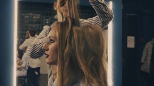 Cabeleireiro maquiagem artista penteado modelo loira — Vídeo de Stock