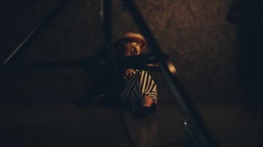 Stüdyoda bir kadın fotoğraf mankeni çekiyor.