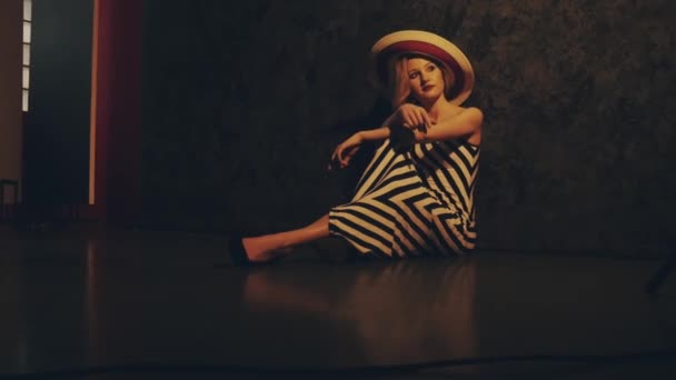 Fotograf fotografiert ein weibliches Fotomodell in einem Studio — Stockvideo