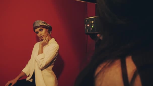 Photographe photographiant un modèle féminin dans un studio — Video