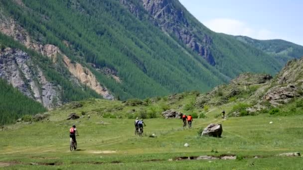 Mountainbikers i bergen i Altay — Stockvideo