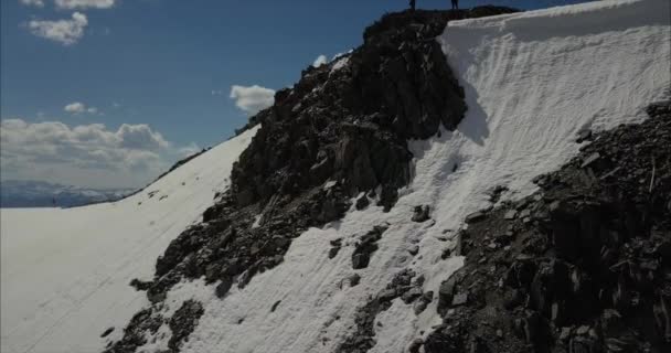 Män som stod på toppen av berget — Stockvideo